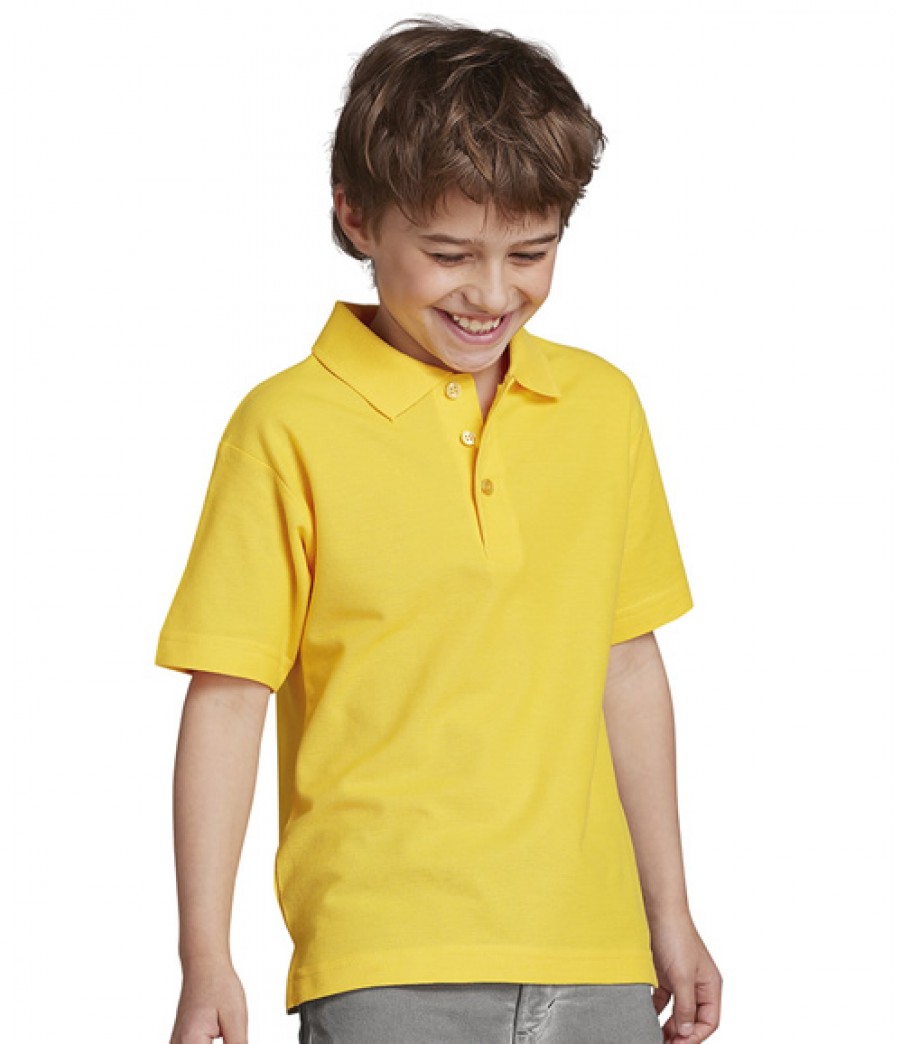 Купить желтые мальчику. Желтое поло на мальчике. Парень в желтой футболке. Мальчишка в желтом. Кудрявый мальчик в желтой футболке.